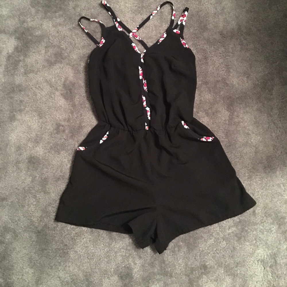 Cute strappy criss cross one piece romper💕